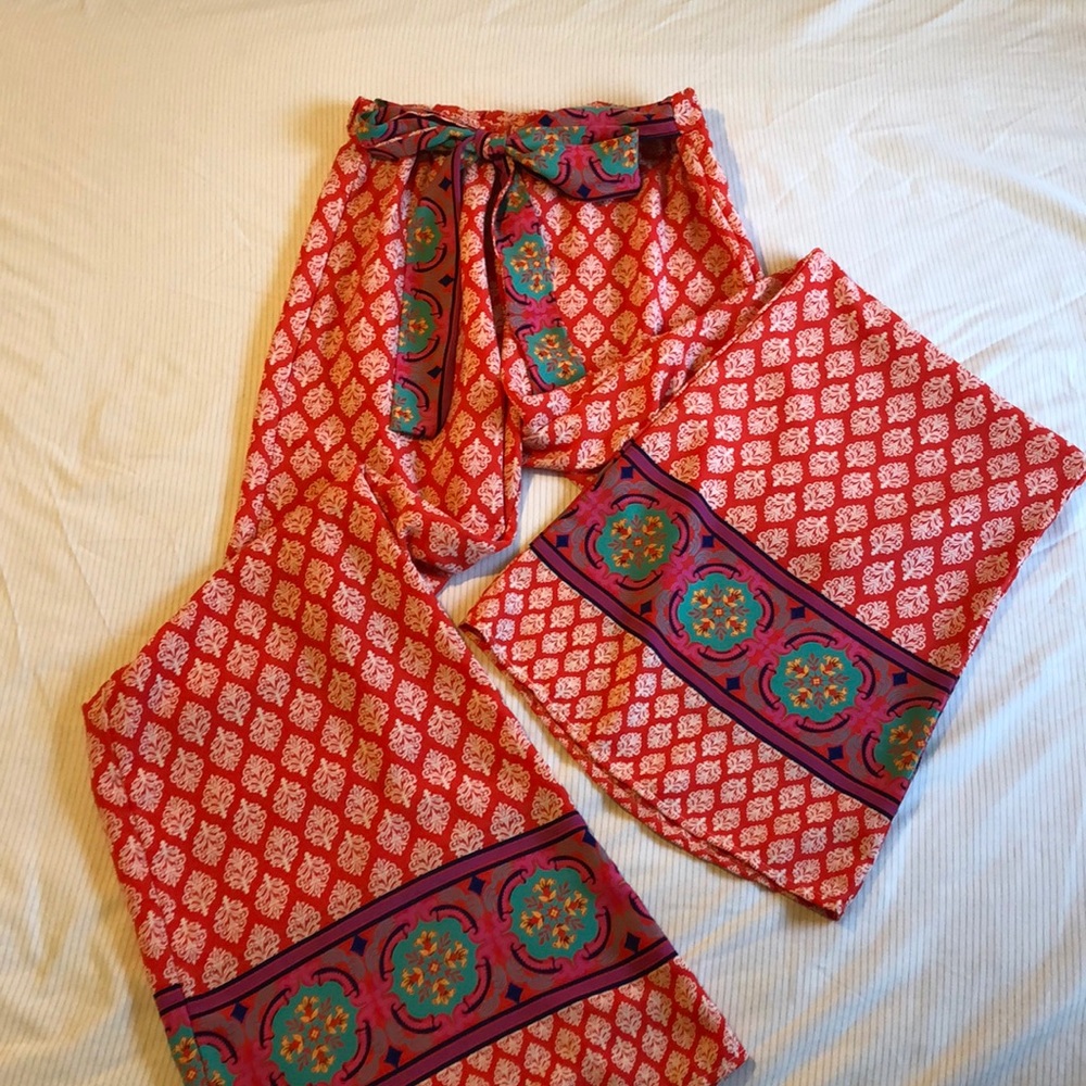 FLOWY PANTS WITH MOROCCAN STYLE PATTERN